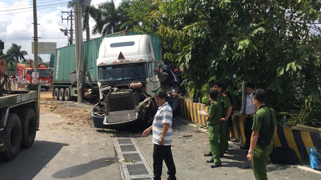 Vụ container tông bẹp dúm ô tô 4 chỗ: Tài xế và 4 người trong cùng một gia đình đã tử vong - Ảnh 1.