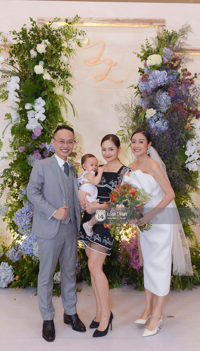 D&agrave;n nghệ sĩ, MC đ&igrave;nh đ&aacute;m xuất hiện lộng lẫy mừng ng&agrave;y hạnh ph&uacute;c của Ph&iacute; Linh v&agrave; &ocirc;ng x&atilde; đồng nghiệp - Ảnh 1.