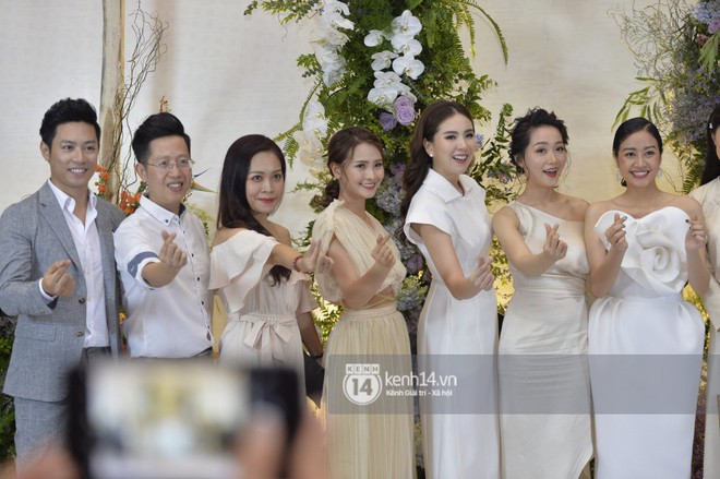D&agrave;n nghệ sĩ, MC đ&igrave;nh đ&aacute;m xuất hiện lộng lẫy mừng ng&agrave;y hạnh ph&uacute;c của Ph&iacute; Linh v&agrave; &ocirc;ng x&atilde; đồng nghiệp - Ảnh 7.