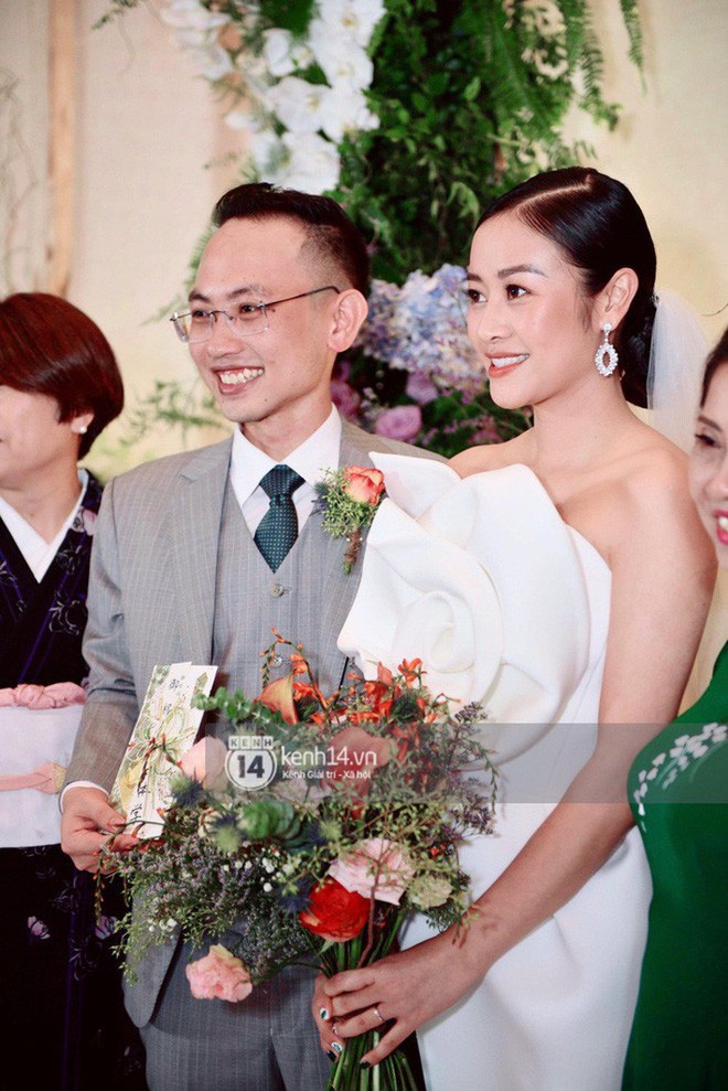 Cận cảnh bộ v&aacute;y cưới của NTK Việt gi&uacute;p c&ocirc; d&acirc;u Ph&iacute; Linh lộng lẫy như n&agrave;ng c&ocirc;ng ch&uacute;a trong ng&agrave;y trọng đại - Ảnh 2.