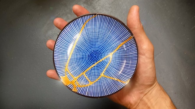 Kintsugi: Nghệ thuật dùng vàng ròng hàn gắn gốm vỡ và triết lý cuộc sống tôn vinh vẻ đẹp từ những rạn nứt tâm hồn của người Nhật - Ảnh 3.