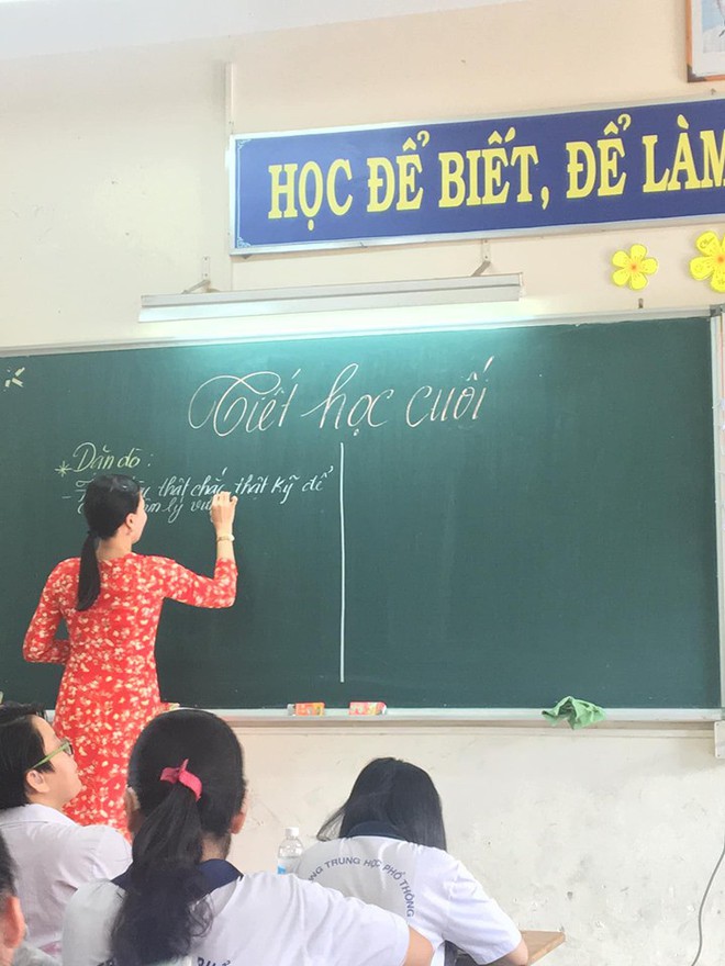 Chùm ảnh học sinh lớp 12 ôm nhau khóc nức nở trong buổi học cuối cùng: Sau này nhất định về họp lớp đầy đủ - Ảnh 5.