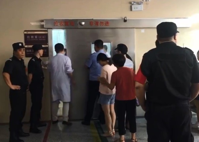 Đang đi tr&ecirc;n đường c&ugrave;ng mẹ giữa trời mưa, b&eacute; trai 6 tuổi bị cửa sổ rơi tr&uacute;ng người, lập tức rơi v&agrave;o t&igrave;nh trạng nguy kịch - Ảnh 3.