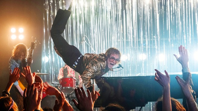 Review Rocketman: Âm nhạc và nội dung vượt xa những gì mà người hâm mộ kì vọng! - Ảnh 13.