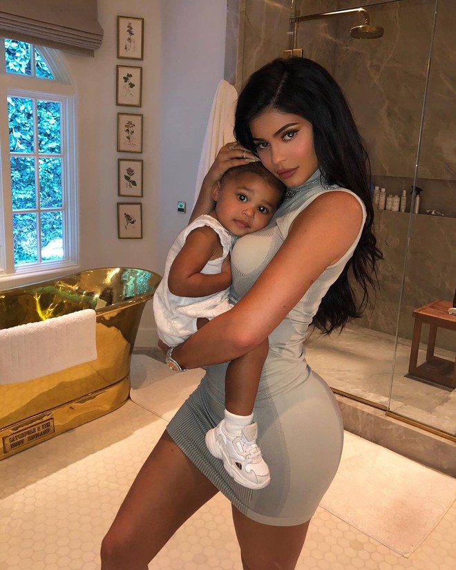 Các mẹ trẻ nên học tập dáng đứng bế con của Kylie Jenner, mông cong dáng chuẩn, thần thái hết phần thiên hạ - Ảnh 1.