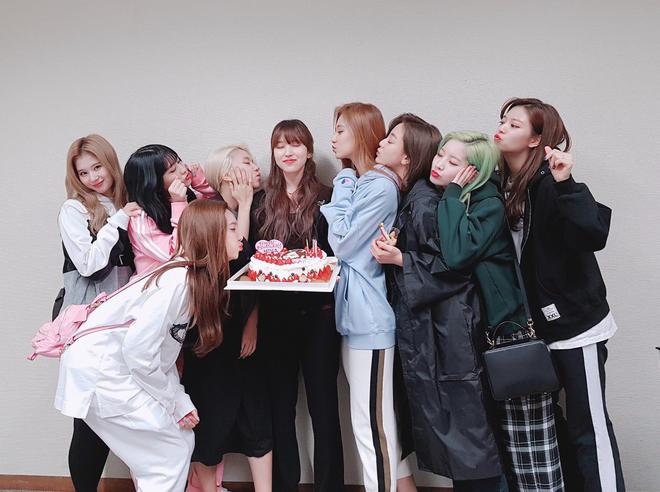 Trả thù được Red Velvet nhưng TWICE không thể phá kỉ lục của BTS, còn giảm nhiệt so với IZ*ONE ở Nhật - Ảnh 3.