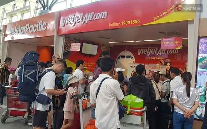 Nhân viên VietJet bị cả chục hành khách “quây” xung quanh, yêu cầu đền bù sau sự cố delay hàng loạt - Ảnh 6.