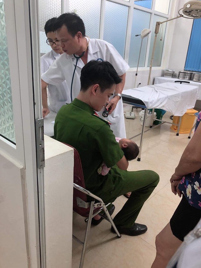 B&eacute; g&aacute;i 6 ng&agrave;y tuổi bị bỏ rơi trong th&ugrave;ng với lời nhắn: T&ocirc;i kh&ocirc;ng tr&ograve;n tr&aacute;ch nhiệm l&agrave;m mẹ, mong mọi người gi&uacute;p t&ocirc;i nu&ocirc;i ch&aacute;u - Ảnh 1.
