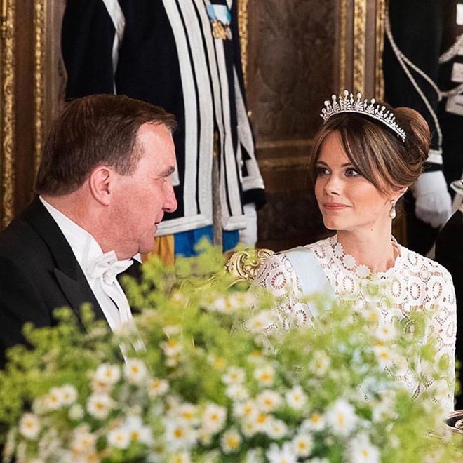 Hơn 3 tuổi nhưng c&ocirc;ng nương Kate Middleton sexy hơn hẳn c&ocirc;ng nương Sofia khi đụng v&aacute;y - Ảnh 2.