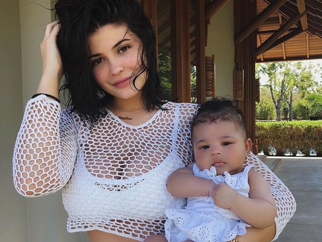 Các mẹ trẻ nên học tập dáng đứng bế con của Kylie Jenner, mông cong dáng chuẩn, thần thái hết phần thiên hạ - Ảnh 2.