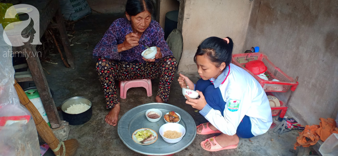 Mẹ mất, bố t&acirc;m thần bỏ đi, b&eacute; g&aacute;i 12 tuổi chăm b&agrave; bệnh nặng bật kh&oacute;c: Em sợ b&agrave; chết đi, em kh&ocirc;ng biết sống với ai nữa - Ảnh 6.