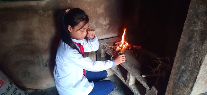 Mẹ mất, bố tâm thần bỏ đi, bé gái 12 tuổi chăm bà bệnh nặng bật khóc: "Em sợ bà chết đi, em không biết sống với ai nữa" - Ảnh 8. Mẹ mất, bố tâm thần bỏ đi, bé gái 12 tuổi chăm bà bệnh nặng bật khóc: "Em sợ bà chết đi, em không biết sống với ai nữa" - Ảnh 8.