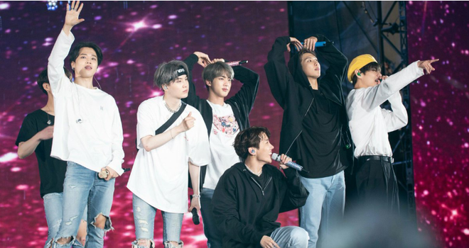 Có ai ngờ đã đến ngày BTS phá cả kỷ lục đi tour của Taylor Swift và ban nhạc huyền thoại U2 với con số siêu khủng! - Ảnh 1.