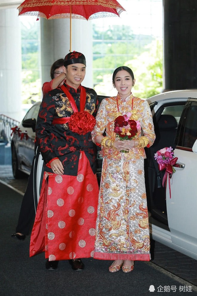 Thiên kim Hong Kong đeo trĩu cổ 30 vòng long phụng vàng ròng, ái nữ trùm sòng bạc Macau khệ nệ bụng bầu làm phù dâu - Ảnh 4.