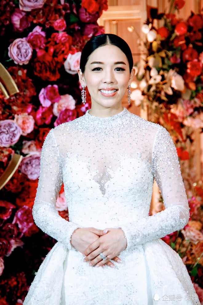 Thi&ecirc;n kim Hong Kong đeo trĩu cổ 30 v&ograve;ng long phụng v&agrave;ng r&ograve;ng, &aacute;i nữ tr&ugrave;m s&ograve;ng bạc Macau khệ nệ bụng bầu l&agrave;m ph&ugrave; d&acirc;u - Ảnh 6.