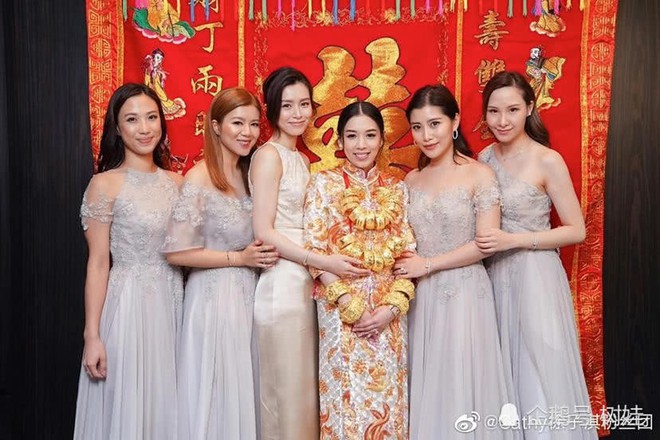 Thi&ecirc;n kim Hong Kong đeo trĩu cổ 30 v&ograve;ng long phụng v&agrave;ng r&ograve;ng, &aacute;i nữ tr&ugrave;m s&ograve;ng bạc Macau khệ nệ bụng bầu l&agrave;m ph&ugrave; d&acirc;u - Ảnh 5.