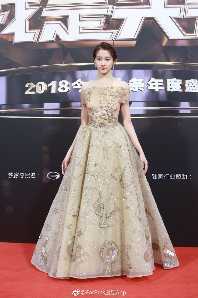 Từng l&agrave; thảm họa thảm đỏ, chỉ sau 1 năm mỹ nh&acirc;n n&agrave;y trở th&agrave;nh đối thủ đ&aacute;ng gờm của Angela Baby - Dương Mịch - Ảnh 9.