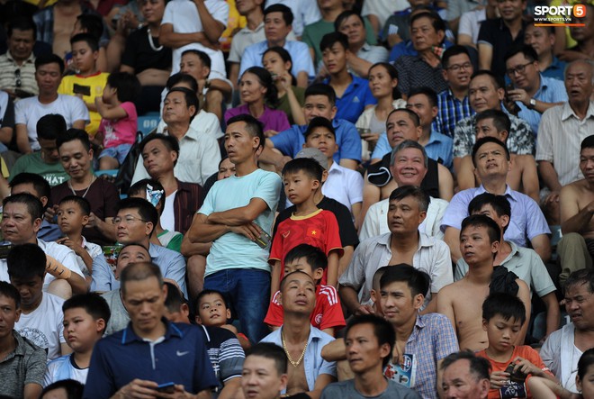 Sân Thiên Trường của Nam Định đông khán giả nhất lượt đi V.League 2019 - Ảnh 9.