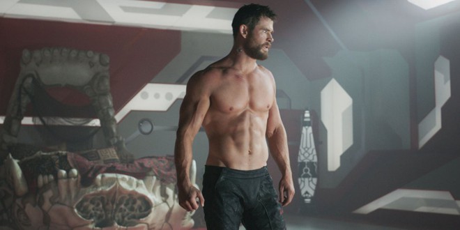 Ngạc nhiên chưa? Trước khi làm Thor salad, Chris Hemsworth từng dọn dẹp máy bơm ngực cho chị em - Ảnh 6.