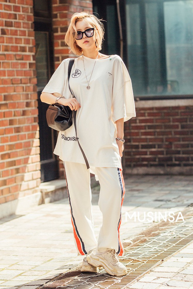 Street style giới trẻ Hàn tuần qua: đại hội áo phông nhưng chẳng ai mix đụng ai, khuyến mại thêm loạt gợi ý mix đồ mát quên sầu - Ảnh 5.