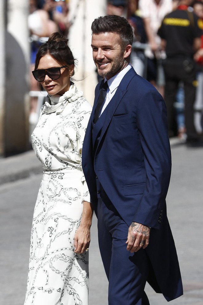 Thần thái vợ chồng Beckham áp đảo toàn bộ khách mời đến dự đám cưới xa hoa của đội trưởng Real Madrid - Ảnh 7.
