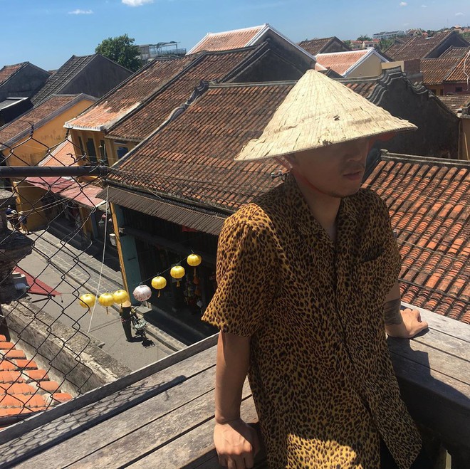 Kang Gary đăng vlog nghỉ dưỡng ở Hội An cùng gia đình, nhưng fan lại “cười ngất” khi phát hiện ra nguồn gốc của chiếc nón lá rách anh đội suốt chuyến đi - Ảnh 9.