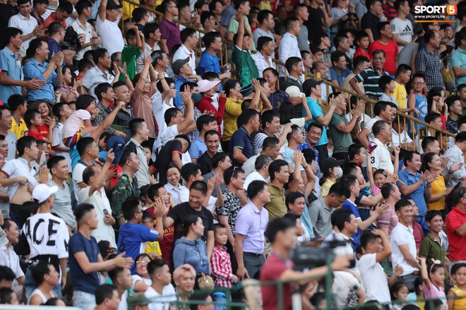 Sân Thiên Trường của Nam Định đông khán giả nhất lượt đi V.League 2019 - Ảnh 13.