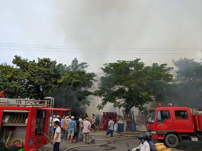 Ch&aacute;y lớn suốt 3 giờ tại xưởng pallet 1.000m2 ở Quảng Nam - Ảnh 3.