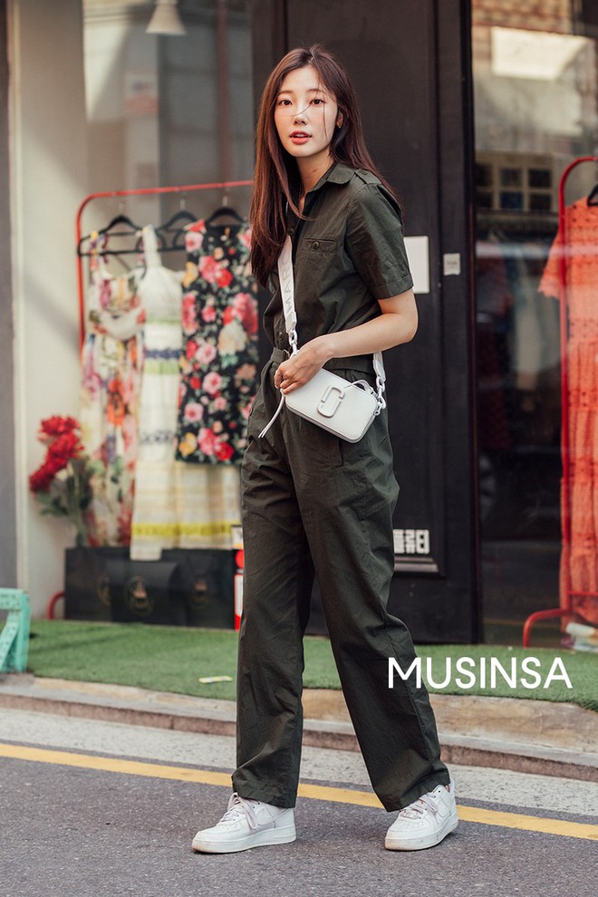 Street style giới trẻ Hàn tuần qua: đại hội áo phông nhưng chẳng ai mix đụng ai, khuyến mại thêm loạt gợi ý mix đồ mát quên sầu - Ảnh 9.