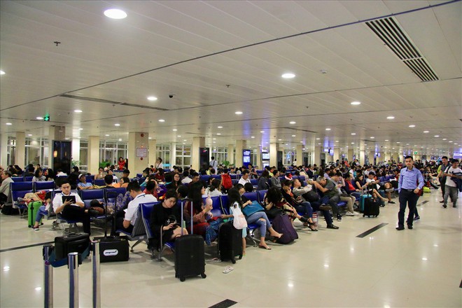 Sân bay Tân Sơn Nhất sắp chính thức ngưng sử dụng loa phát thanh để thông báo. Mách bạn một vài tips hay ho làm quen với điều này để không bị trễ giờ bay nhé - Ảnh 3.