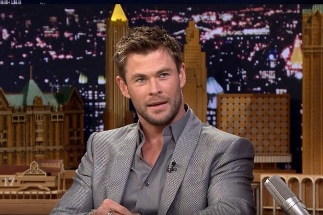 Ngạc nhiên chưa? Trước khi làm Thor salad, Chris Hemsworth từng dọn dẹp máy bơm ngực cho chị em - Ảnh 1.