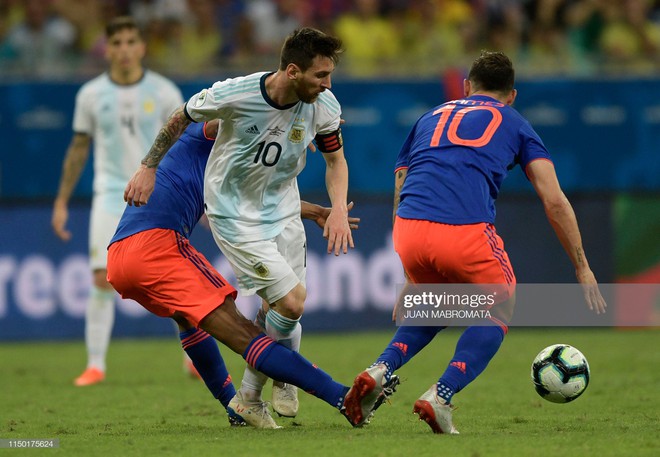 Messi mờ nhạt, Argentina nhận thất bại tủi hổ ở trận ra quân Copa America - Ảnh 2.