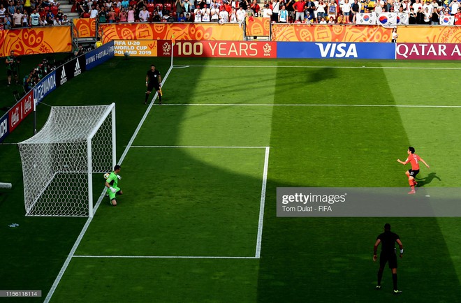 Đội bóng quê hương HLV Park Hang-seo ôm nhau khóc nấc khi thua ngược ở chung kết đấu trường World Cup - Ảnh 3.