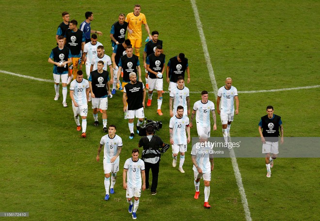 Messi mờ nhạt, Argentina nhận thất bại tủi hổ ở trận ra quân Copa America - Ảnh 8.