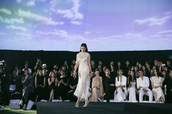 Tạm gác ồn ào nợ 3 tỷ đồng, Hoa hậu Trái đất Phương Khánh phô trương đường cong vệ nữ tại show của Adrian Anh Tuấn - Ảnh 3.