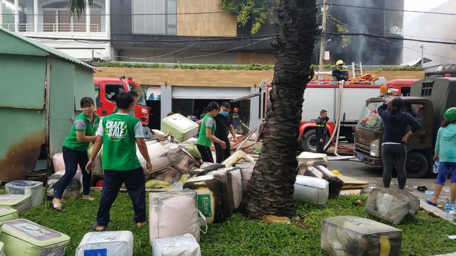 Người phụ nữ bồng bé trai 10 tuổi thoát khỏi công ty bốc cháy ngùn ngụt ở Sài Gòn - Ảnh 3.