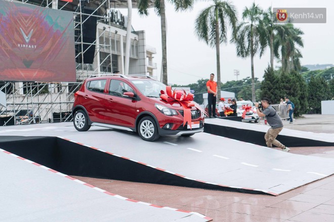 Những kh&aacute;ch h&agrave;ng đầu ti&ecirc;n sở hữu &ocirc; t&ocirc; VinFast Fadil: Sẽ chạy 350km về tận H&agrave; Tĩnh ngay sau khi nhận xe - Ảnh 6.