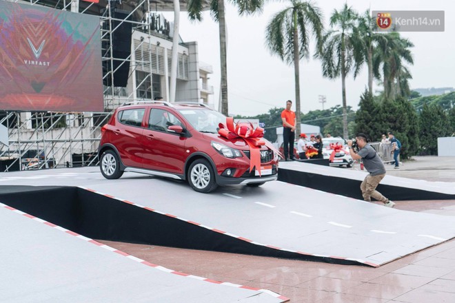 Những khách hàng đầu tiên sở hữu ô tô VinFast Fadil: Sẽ chạy 350km về tận Hà Tĩnh ngay sau khi nhận xe - Ảnh 6.