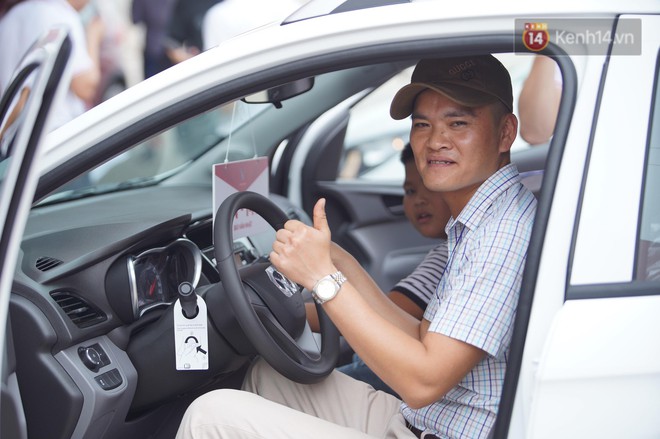 Những kh&aacute;ch h&agrave;ng đầu ti&ecirc;n sở hữu &ocirc; t&ocirc; VinFast Fadil: Sẽ chạy 350km về tận H&agrave; Tĩnh ngay sau khi nhận xe - Ảnh 5.