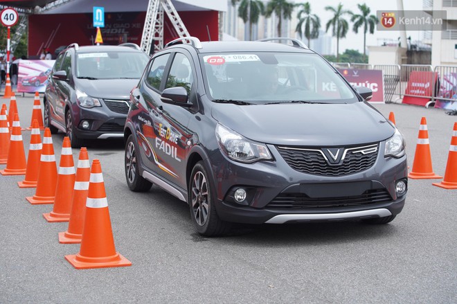 Những khách hàng đầu tiên sở hữu ô tô VinFast Fadil: Sẽ chạy 350km về tận Hà Tĩnh ngay sau khi nhận xe - Ảnh 7.