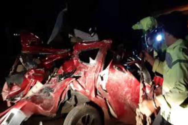 Hành khách giằng tay lái của tài xế gây tai nạn liên hoàn, 12 người thiệt mạng - Ảnh 1.