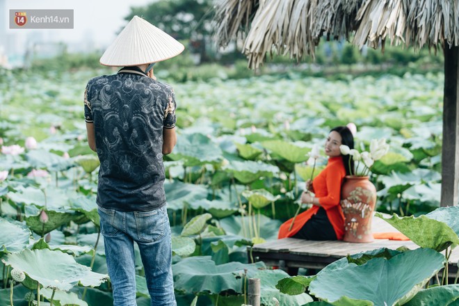 Đầm sen ở Nhật Tân có gì hot mà người dân Hà Nội ùn ùn kéo đến, lội xuống hồ chụp ảnh mỗi ngày? - Ảnh 20.