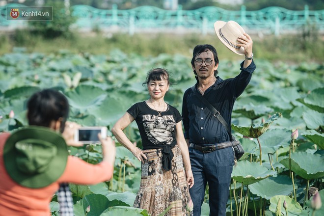 Đầm sen ở Nhật Tân có gì hot mà người dân Hà Nội ùn ùn kéo đến, lội xuống hồ chụp ảnh mỗi ngày? - Ảnh 19.