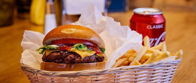 Hamburger và khoai tây chiên là món ăn đường phố nổi tiếng với vị ngon tuyệt vời và giá thành hợp lý. Hình ảnh về chúng sẽ khiến bạn thèm muốn một miếng hamburger thịt nóng hổi và một tô khoai tây chiên giòn tan.