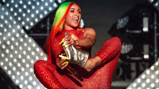 Female rapper Cardi B shares a scary photo of her swollen legs due to a common side effect of a cosmetic procedure - Photo 1.