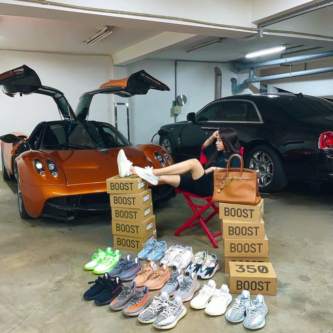 Đẳng cấp con gái đại gia Minh Nhựa: 20 tuổi tự sắm túi Chanel hơn 100 triệu, khoe nhẹ siêu xe và giày hiệu cũng đủ nổi khắp Instagram - Ảnh 1.