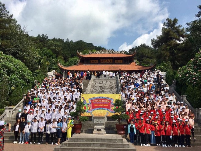 Giáo viên trường nhà người ta: Tổ chức cho toàn bộ học sinh khối 12 lên chùa cầu nguyện trước khi thi THPT Quốc gia - Ảnh 5.