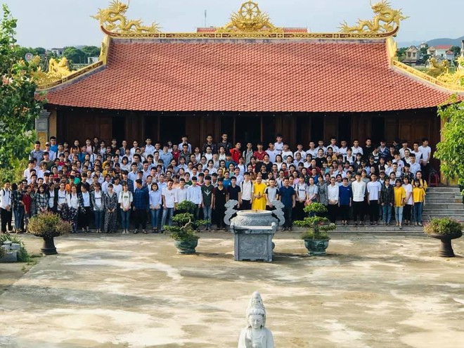 Giáo viên trường nhà người ta: Tổ chức cho toàn bộ học sinh khối 12 lên chùa cầu nguyện trước khi thi THPT Quốc gia - Ảnh 1.