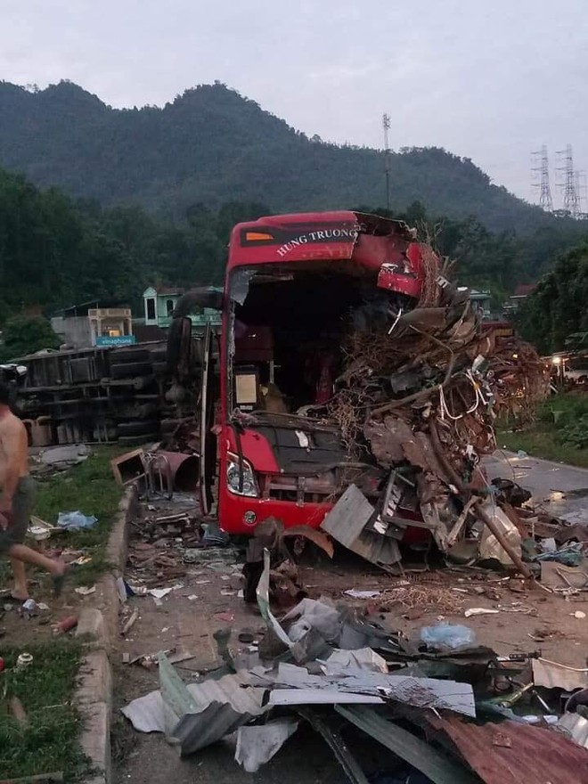 Vụ tai nạn thảm khốc ở Hòa Bình: Xe tải chở nặng chạy quá tốc độ, lấn làn - Ảnh 1.