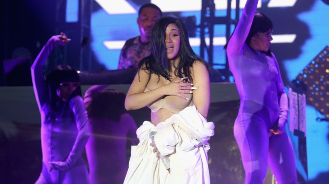 Cardi B sau khi đại tu v&oacute;c d&aacute;ng: b&agrave;n tọa khủng đến mức r&aacute;ch đũng quần, &aacute;o bra như sắp long ra đến nơi - Ảnh 6.